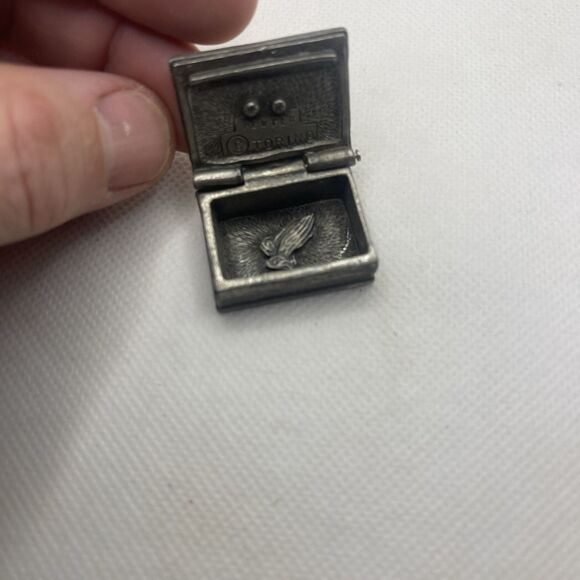 2000 Torino Pewter Prayer Book Trinket Box w/Cross on Lid & Praying Hands Inside - Picture 4 of 7